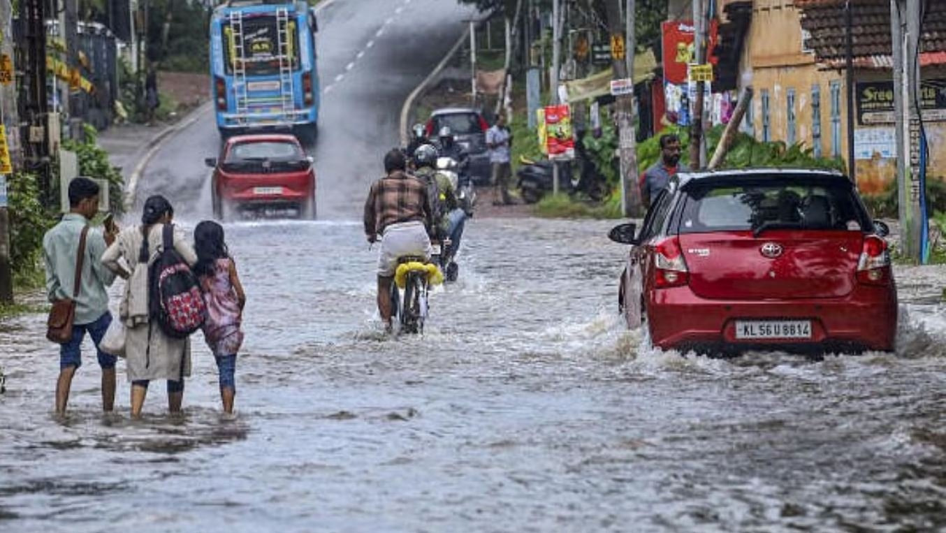 केरल में भारी बारिश के चलते कई नदियां उफान पर, सात जिलों में ऑरेंज अलर्ट 