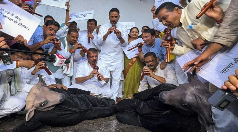 विधानसभा में कांग्रेस विधायकों का अनोखा विरोध प्रदर्शन