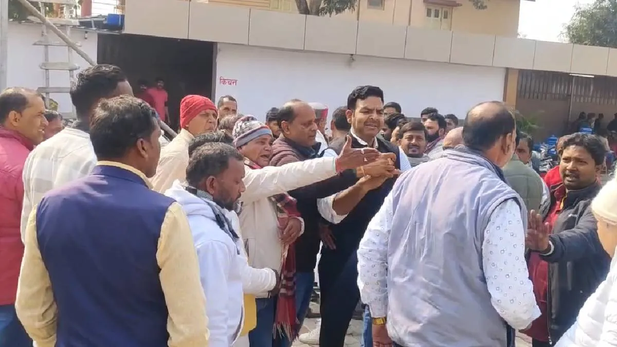 जमुई सांसद के चूड़ा-दही भोज के दौरान आपस में भिड़े लोजपा आर के कार्यकर्ता, जमकर हुआ हंगामा