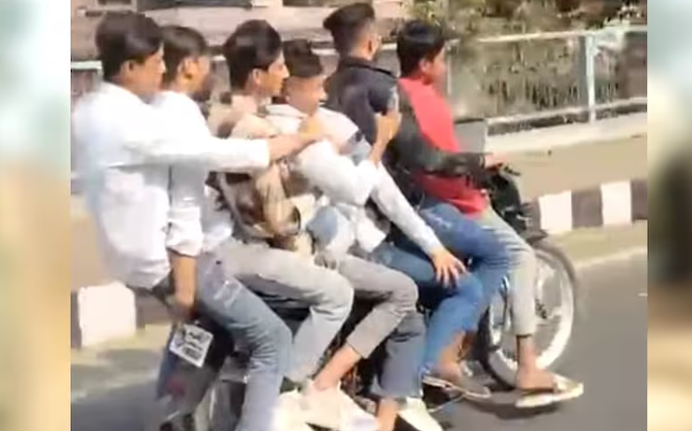 भोपाल: एक ‘स्प्लेंडर’ और 7 सवार! VIP रोड पर जानलेवा लापरवाही का वीडियो वायरल