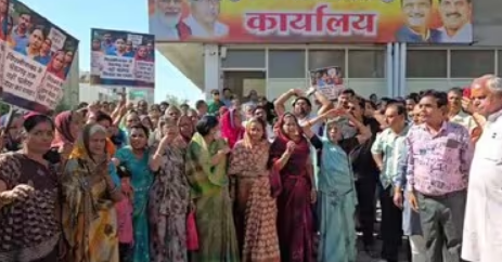 उज्जैन में सड़क चौड़ीकरण के विरोध में प्रदर्शन, रहवासियों ने भाजपा कार्यालय का दो घंटे किया घेराव