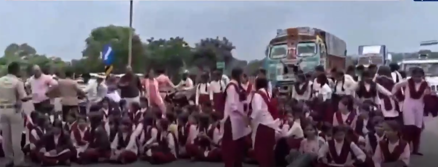 20 KM पैदल चले बच्चे, हाईवे पर लगा जाम! मांग लेकर कलेक्टर ऑफिस पहुंचे Gen Alpha, प्रशासन को सुननी पड़ी बात