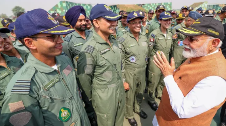 वायुसेना दिवस पर PM मोदी ने गिनाई IAF की नई ताकत, बोले- हथियारों के साथ डेटा और ड्रोन भी बने अहम हथियार